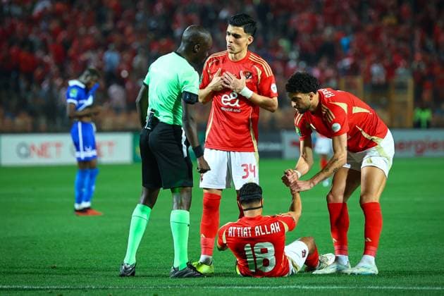 Al Ahly FC vs Al Hilal SC - TotalEnergies CAF Champions League - Quarter Final 1st Leg Achraf Bencharki talking to the referee while Wessam Abo Ali trying to help Yahia Attiat Allah to get up in the match between Al Ahly FC vs Al Hilal SC in the 1st leg of the Quarter Final of Total Energies CAF Champions League on April 1, 2025 Cairo Cairo Egypt Copyright: xMohamedxTageldinx