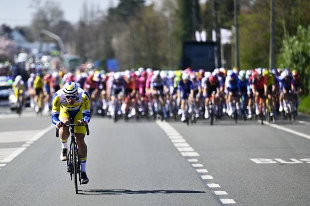 The start of the men elite race of the Dwars Door Vlaanderen cycling event, 184,2km from Roeselare to Waregem, Wednesday 02 April 2025. DIRKxWAEM  x118248650x