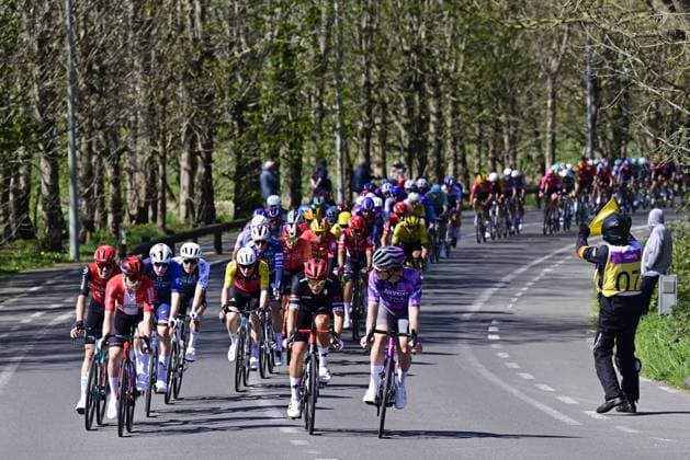 The pack of riders pictured in action during the men elite race of the Dwars Door Vlaanderen cycling event, 184,2km from Roeselare to Waregem, Wednesday 02 April 2025. DIRKxWAEM  x118256143x