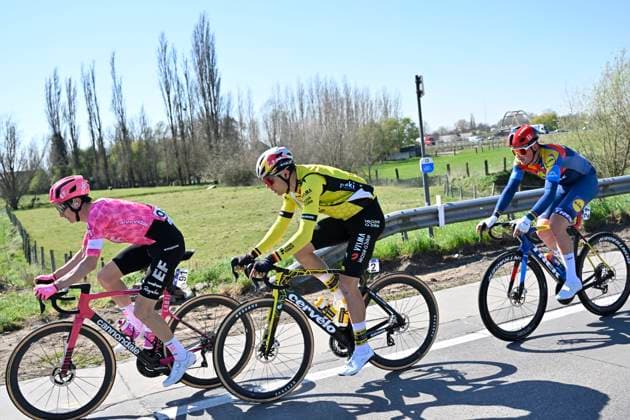 Dwars door Vlaanderen 2025 - Men Elite WAREGEM, BELGIUM - APRIL 02 : Powless Neilson (USA) of EF Education - Easypost, Van Aert Wout (BEL) of Team Visma, Pedersen Mads (DEN) of Lidl - Trek pictured during the 79th edition of the UCI World Tour Dwars door Vlaanderen Men Elite cycling race with start in Roeselare and finish in Waregem after 184,2 km on April 2, 2025 in Waregem, Belgium, 02 04 2025 ( motor drive Kenny Verfaillie - Waregem Belgium  Copyright: xJanxDexMeuleneirx