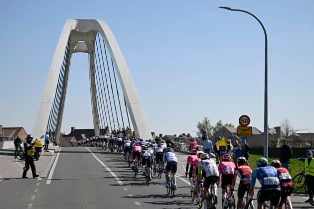 Dwars door Vlaanderen 2025 - Men Elite WAREGEM, BELGIUM - APRIL 02 : illustration picture peloton pictured during the 79th edition of the UCI World Tour Dwars door Vlaanderen Men Elite cycling race with start in Roeselare and finish in Waregem after 184,2 km on April 2, 2025 in Waregem, Belgium, 02 04 2025 ( motor drive Kenny Verfaillie - Waregem Belgium  Copyright: xJanxDexMeuleneirx