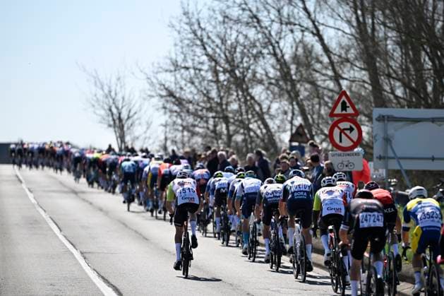 Dwars door Vlaanderen 2025 - Men Elite WAREGEM, BELGIUM - APRIL 02 : illustration picture peloton pictured during the 79th edition of the UCI World Tour Dwars door Vlaanderen Men Elite cycling race with start in Roeselare and finish in Waregem after 184,2 km on April 2, 2025 in Waregem, Belgium, 02 04 2025 ( motor drive Kenny Verfaillie - Waregem Belgium  Copyright: xJanxDexMeuleneirx