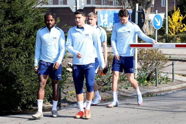 DEU, DFL, 2. FBL Hertha BSC, Training, 02.04.2025, Sportforum, Berlin, DEU, DFL, 2. FBL Hertha BSC, Training, im Bild Hertha-Spielerkreis, Deyovaisio Zeefuik (Hertha BSC Berlin 42), Ibrahim Maza (Hertha BSC Berlin 10), Marten Winkler (Hertha BSC Berlin 22), Pascal Klemens (Hertha BSC Berlin 41) DFL - regulations prohibit any use of Photographs as image sequences and or quasi-video Foto: Juergen Engler nordphoto GmbH nordphotoxGmbHx xEngler nph00076