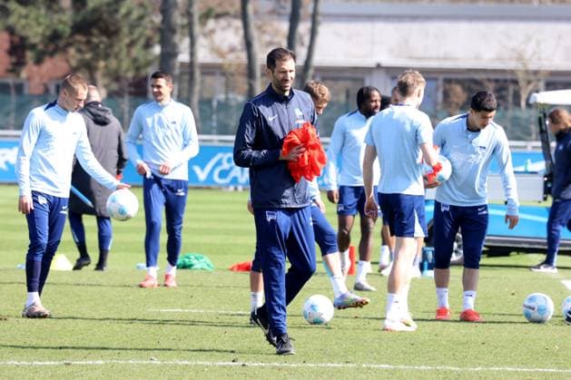 DEU, DFL, 2. FBL Hertha BSC, Training, 02.04.2025, Sportforum, Berlin, DEU, DFL, 2. FBL Hertha BSC, Training, im Bild Cheftrainer Stefan Leitl (Hertha BSC Berlin), Hertha-Spielerkreis DFL - regulations prohibit any use of Photographs as image sequences and or quasi-video Foto: Juergen Engler nordphoto GmbH nordphotoxGmbHx xEngler nph00076