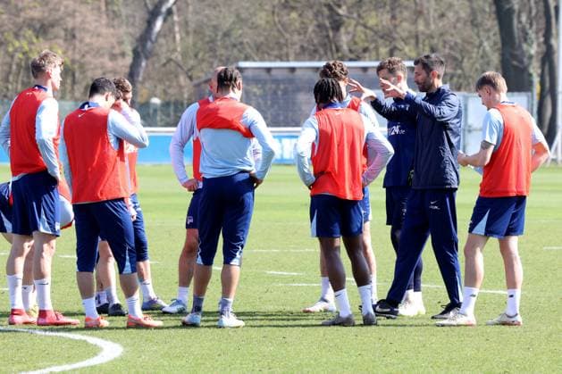 DEU, DFL, 2 FBL Hertha BSC, Training, 02 04 2025, Sportforum, Berlin, DEU, DFL, 2 FBL Hertha BSC, Training, im Bild Co Trainer Andre Mijatovic Hertha BSC Berlin , Hertha Spielerkreis DFL regulations prohibit any use of Photographs as image sequences and or quasi video Foto Juergen Engler nordphoto GmbH nordphotoxGmbHx xEngler nph00076