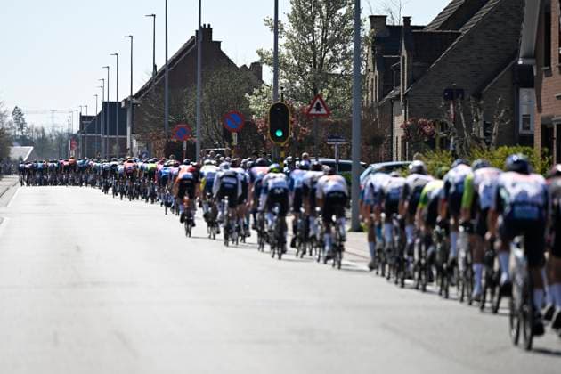 Dwars door Vlaanderen 2025 - Men Elite WAREGEM, BELGIUM - APRIL 02 : illustration picture peloton pictured during the 79th edition of the UCI World Tour Dwars door Vlaanderen Men Elite cycling race with start in Roeselare and finish in Waregem after 184,2 km on April 2, 2025 in Waregem, Belgium, 02 04 2025 ( motor drive Kenny Verfaillie - Waregem Belgium  Copyright: xJanxDexMeuleneirx