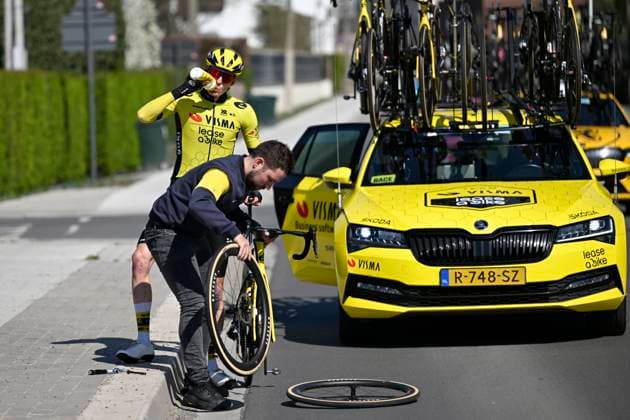 Dwars door Vlaanderen 2025 - Men Elite WAREGEM, BELGIUM - APRIL 02 : Jorgenson Matteo (USA) of Team Visma - Lease a Bike pictured during the 79th edition of the UCI World Tour Dwars door Vlaanderen Men Elite cycling race with start in Roeselare and finish in Waregem after 184,2 km on April 2, 2025 in Waregem, Belgium, 02 04 2025 ( motor drive Kenny Verfaillie - Waregem Belgium  Copyright: xJanxDexMeuleneirx