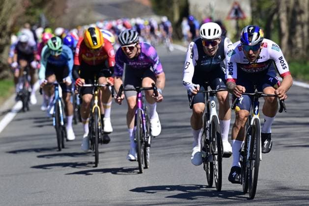 Australian Sam Welsford of RedBull-BORA-hansgrohe (R) pictured in action during the men elite race of the Dwars Door Vlaanderen cycling event, 184,2km from Roeselare to Waregem, Wednesday 02 April 2025. DIRKxWAEM  x118265432x
