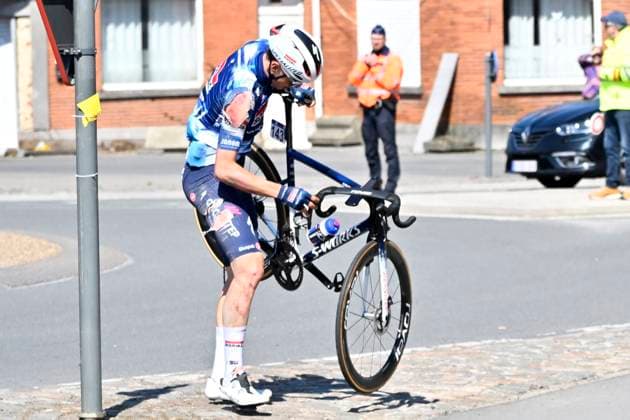 Sport Bilder des Tages Dwars door Vlaanderen 2025 - Men Elite WAREGEM, BELGIUM - APRIL 02 : crash of Magnier Paul (FRA) of Soudal Quick-Step pictured during the 79th edition of the UCI World Tour Dwars door Vlaanderen Men Elite cycling race with start in Roeselare and finish in Waregem after 184,2 km on April 2, 2025 in Waregem, Belgium, 02 04 2025 ( motor drive Kenny Verfaillie - Waregem Belgium  Copyright: xJanxDexMeuleneirx