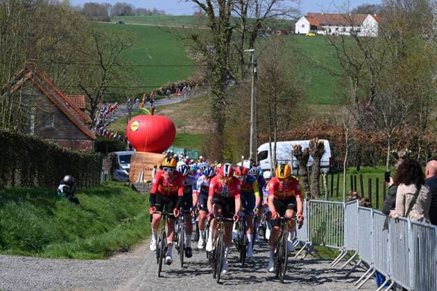 Dwars door Vlaanderen 2025 - Men Elite WAREGEM, BELGIUM - APRIL 02 : illustration picture peloton pictured during the 79th edition of the UCI World Tour Dwars door Vlaanderen Men Elite cycling race with start in Roeselare and finish in Waregem after 184,2 km on April 2, 2025 in Waregem, Belgium, 02 04 2025 ( motor drive Kenny Verfaillie - Waregem Belgium  Copyright: xTimxDexWaelex xPoolx