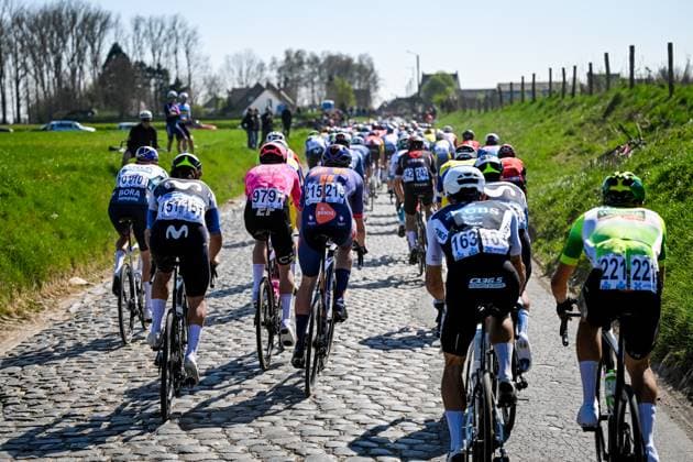The pack of riders pictured in action during the men elite race of the Dwars Door Vlaanderen cycling event, 184,2km from Roeselare to Waregem, Wednesday 02 April 2025. POOLxJANxDExMEULENEIR  x118285634x