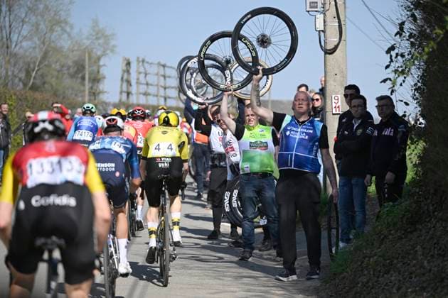Dwars door Vlaanderen 2025 - Men Elite WAREGEM, BELGIUM - APRIL 02 : illustration picture tire assistance pictured during the 79th edition of the UCI World Tour Dwars door Vlaanderen Men Elite cycling race with start in Roeselare and finish in Waregem after 184,2 km on April 2, 2025 in Waregem, Belgium, 02 04 2025 ( motor drive Kenny Verfaillie - Waregem Belgium  Copyright: xJanxDexMeuleneirx