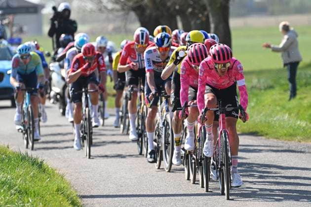 Dwars door Vlaanderen 2025 - Men Elite WAREGEM, BELGIUM - APRIL 02 : rider of Ef Education-Easypost pictured during the 79th edition of the UCI World Tour Dwars door Vlaanderen Men Elite cycling race with start in Roeselare and finish in Waregem after 184,2 km on April 2, 2025 in Waregem, Belgium, 02 04 2025 ( motor drive Kenny Verfaillie - Waregem Belgium  Copyright: xTimxDexWaelex xPoolx