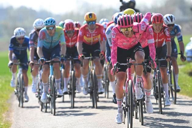 Dwars door Vlaanderen 2025 - Men Elite WAREGEM, BELGIUM - APRIL 02 : rider of Ef Education-Easypost pictured during the 79th edition of the UCI World Tour Dwars door Vlaanderen Men Elite cycling race with start in Roeselare and finish in Waregem after 184,2 km on April 2, 2025 in Waregem, Belgium, 02 04 2025 ( motor drive Kenny Verfaillie - Waregem Belgium  Copyright: xTimxDexWaelex xPoolx