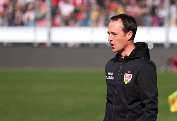 02 04 2025, Germany, Stuttgart, Football UEFA Youth League quarter-final VfB Stuttgart U19 vs FC Barcelona U19, VfB coach Nico Willig