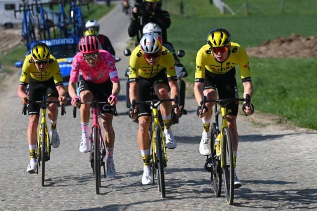 Dwars door Vlaanderen 2025 - Men Elite WAREGEM, BELGIUM - APRIL 02 : Powless Neilson (USA) of EF Education - EasyPost, Van Aert Wout (BEL) of Team Visma, Jorgenson Matteo (USA) of Team Visma, Benoot Tiesj (BEL) of Team Visma pictured during the 79th edition of the UCI World Tour Dwars door Vlaanderen Men Elite cycling race with start in Roeselare and finish in Waregem after 184,2 km on April 2, 2025 in Waregem, Belgium, 02 04 2025 ( motor drive Kenny Verfaillie - Waregem Belgium  Copyright: xTimxDexWaelex xPoolx
