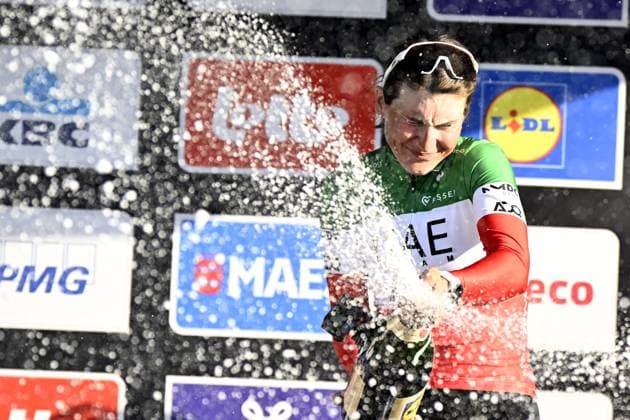 Sport Bilder des Tages Italian Elisa Longo Borghini of UAE Team ADQ celebrates on the podium after winning the women elite race of the Dwars Door Vlaanderen cycling event, 128,5km from and to Waregem, Wednesday 02 April 2025. JASPERxJACOBS  x118342190x