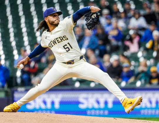 Milwaukee Brewers pitcher Freddy Peralta throws in the first inning of the MLB, Baseball Herren, USA baseball game between the Kansas City Royals and the Milwaukee Brewers at American Family Field in Milwaukee, Wisconsin on Wednesday, April 2, 2025.  MIL20250402801 TANNENxMAURY