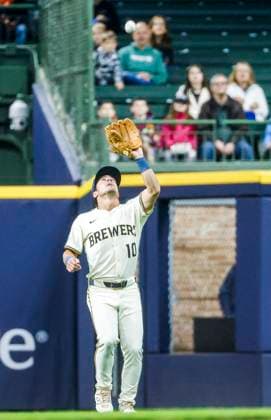 Milwaukee Brewers outfielder Sal Frelick catches a fly ball hit by Kansas City Royals shortstop Bobby Witt Jr. in the first inning of the MLB, Baseball Herren, USA baseball game between the Kansas City Royals and the Milwaukee Brewers at American Family Field in Milwaukee, Wisconsin on Wednesday, April 2, 2025.  MIL20250402802 TANNENxMAURY