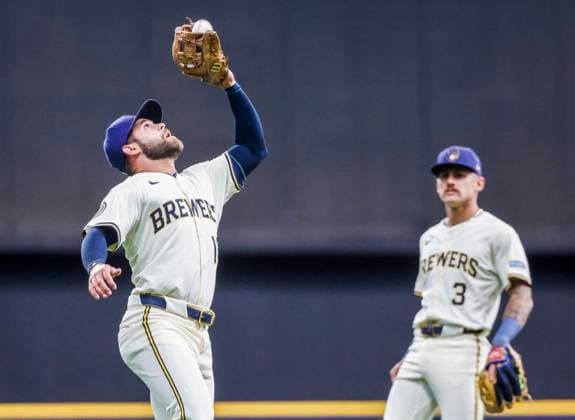 Milwaukee Brewers third baseman Joey Ortiz (R) watches as Milwaukee Brewers third baseman Vinny Capra catches a fly ball hit by Kansas City Royals outfielder Kyle Isbel in the third inning of the MLB, Baseball Herren, USA baseball game between the Kansas City Royals and the Milwaukee Brewers at American Family Field in Milwaukee, Wisconsin on Wednesday, April 02, 2025.  MIL20250402807 TANNENxMAURY