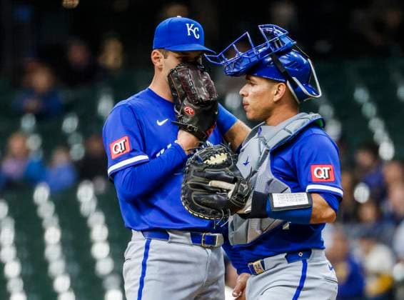 Kansas City Royals catcher Freddy Fermin (R) talks with Kansas City Royals pitcher Cole Ragans (L) after Ragans gave up a walk to Milwaukee Brewers outfielder Garrett Mitchell in the fourth inning of the MLB, Baseball Herren, USA baseball game between the Kansas City Royals and the Milwaukee Brewers at American Family Field in Milwaukee, Wisconsin on Wednesday, April 02, 2025.  MIL20250402812 TANNENxMAURY