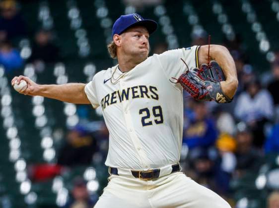Milwaukee Brewers pitcher Trevor Megill throws in the ninth inning of the MLB, Baseball Herren, USA baseball game between the Kansas City Royals and the Milwaukee Brewers at American Family Field in Milwaukee, Wisconsin on Wednesday, April 02, 2025.  MIL20250402824 TANNENxMAURY