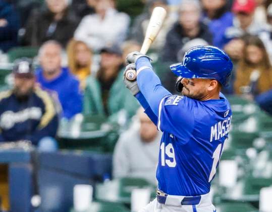 Kansas City Royals second baseman Michael Massey hits an RBI single in the tenth inning of the MLB, Baseball Herren, USA baseball game between the Kansas City Royals and the Milwaukee Brewers at American Family Field in Milwaukee, Wisconsin on Wednesday, April 02, 2025.  MIL20250402828 TANNENxMAURY
