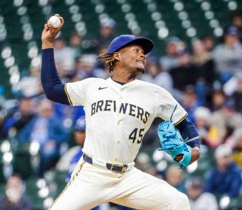 Milwaukee Brewers relief pitcher Abner Uribe throws in the tenth inning of the MLB, Baseball Herren, USA baseball game between the Kansas City Royals and the Milwaukee Brewers at American Family Field in Milwaukee, Wisconsin on Wednesday, April 02, 2025.  MIL20250402830 TANNENxMAURY
