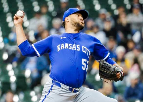 Kansas City Royals pitcher Carlos Estévez throws in the tenth inning of the MLB, Baseball Herren, USA baseball game between the Kansas City Royals and the Milwaukee Brewers at American Family Field in Milwaukee, Wisconsin on Wednesday, April 02, 2025.  MIL20250402831 TANNENxMAURY