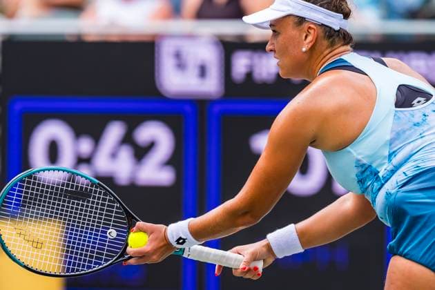 April 2, 2025, Daniel Island, Sc, USA: IRYNA SHMANOVICH (Q) (RUS) returns a serve to Jessica Pegula (1) USA) during their match at the Credit One Charleston Open on Daniel Island, SC. Pegula defeats Shmanovich 6-0, 6-3 to move to the 3rd round. Daniel Island USA - ZUMAa161 20250402_aaa_a161_213 Copyright: xWalterxG.xArcexSr.x