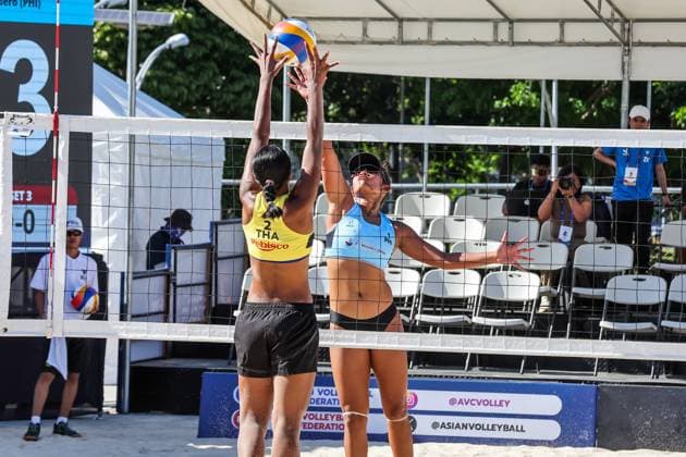 (250403) -- LAGUNA PROVINCE, April 3, 2025 -- Salinda Mungkhon (L) of Thailand competes against Kathrina Epa of the Philippines during the women s pool G match between Samitta Simarongnam Salinda Mungkhon of Thailand and Kathrina Epa Honey Grace Cordero of the Philippines in the AVC Beach volleyball, Beachvolleyball Tour 2nd Nuvali Open in Laguna Province, the Philippines, April 2, 2025. ) (SP)PHILIPPINES-LAGUNA PROVINCE-BEACH VOLLEYBALL-TOUR-2ND NUVALI OPEN-WOMEN ROUELLExUMALI 