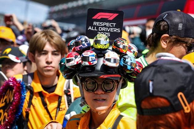 F1 - JAPANESE GRAND PRIX 2025 Fan with homemade hat during the Formula 1 Lenovo Japanese Grand Prix 2025, 3rd round of the 2025 FIA Formula One World Championship, WM, Weltmeisterschaft from April 4 to 6, 2025 on the Suzuka Circuit, in Suzuka, Japan - SuzukaJapan  Copyright: xFLORENTxGOODENx