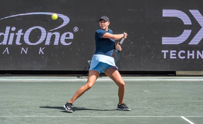 April 3, 2025, Daniel Island, Sc, USA: AMANDA ANISIMOVA (USA) returns a volley to Yulia Putintseva (KAZ) in their 3rd round match at the Credit One Charleston Open in Daniel Island, SC. Anisimova advances after winning the match 6-4, 6-4. Daniel Island USA - ZUMAa161 20250403_aaa_a161_021 Copyright: xWalterxG.xArcexSr.x