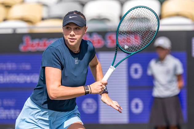 April 3, 2025, Daniel Island, Sc, USA: AMANDA ANISIMOVA (USA) returns a volley to Yulia Putintseva (KAZ) in their 3rd round match at the Credit One Charleston Open in Daniel Island, SC. Anisimova advances after winning the match 6-4, 6-4. Daniel Island USA - ZUMAa161 20250403_aaa_a161_031 Copyright: xWalterxG.xArcexSr.x