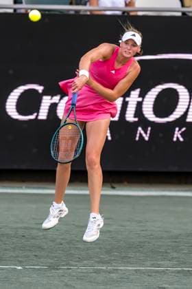 April 3, 2025, Daniel Island, Sc, USA: ASHLYN KRUEGER (USA) serves to Emma Navarro (4) (USA) in their 3rd round match at the Credit One Charleston Open in Daniel Island, SC. Daniel Island USA - ZUMAa161 20250403_aaa_a161_112 Copyright: xWalterxG.xArcexSr.x