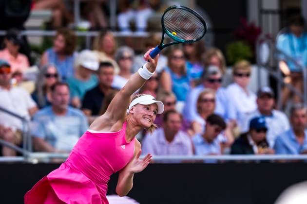 April 3, 2025, Daniel Island, Sc, USA: ASHLYN KRUEGER (USA) serves to Emma Navarro (4) (USA) in their 3rd round match at the Credit One Charleston Open in Daniel Island, SC. Daniel Island USA - ZUMAa161 20250403_aaa_a161_124 Copyright: xWalterxG.xArcexSr.x