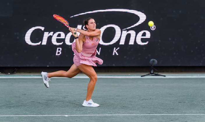 April 3, 2025, Daniel Island, Sc, USA: EMMA NAVARRO (4) (USA) returns a rally to Ashlyn Krueger (USA) during their 3rd round match at the Credit One Charleston Open in Daniel Island, SC. Daniel Island USA - ZUMAa161 20250403_aaa_a161_129 Copyright: xWalterxG.xArcexSr.x