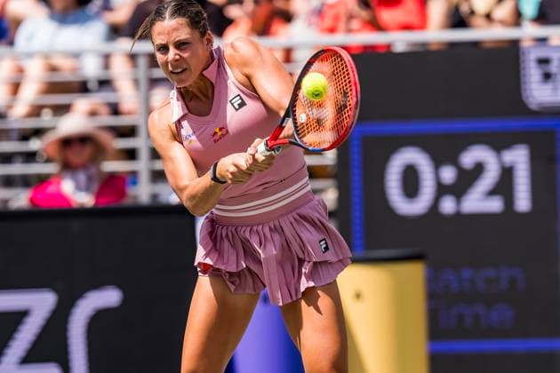 April 3, 2025, Daniel Island, Sc, USA: EMMA NAVARRO (4) (USA) returns a rally to Ashlyn Krueger (USA) during their 3rd round match at the Credit One Charleston Open in Daniel Island, SC. Daniel Island USA - ZUMAa161 20250403_aaa_a161_130 Copyright: xWalterxG.xArcexSr.x