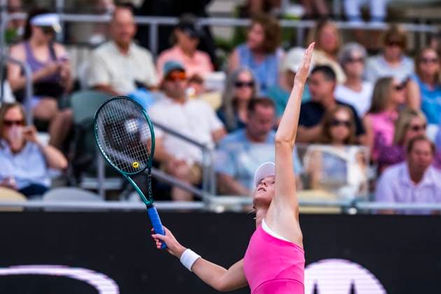 April 3, 2025, Daniel Island, Sc, USA: ASHLYN KRUEGER (USA) serves to Emma Navarro (4) (USA) in their 3rd round match at the Credit One Charleston Open in Daniel Island, SC. Daniel Island USA - ZUMAa161 20250403_aaa_a161_143 Copyright: xWalterxG.xArcexSr.x