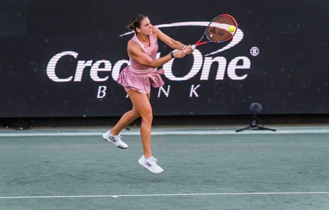 April 3, 2025, Daniel Island, Sc, USA: EMMA NAVARRO (4) (USA) returns a rally to Ashlyn Krueger (USA) during their 3rd round match at the Credit One Charleston Open in Daniel Island, SC. Daniel Island USA - ZUMAa161 20250403_aaa_a161_147 Copyright: xWalterxG.xArcexSr.x