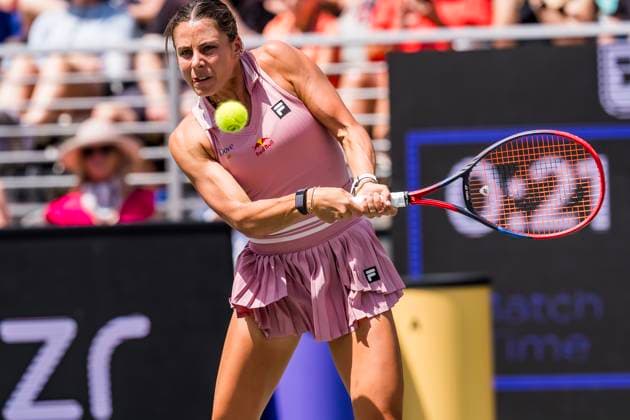 April 3, 2025, Daniel Island, Sc, USA: EMMA NAVARRO (4) (USA) returns a rally to Ashlyn Krueger (USA) during their 3rd round match at the Credit One Charleston Open in Daniel Island, SC. Daniel Island USA - ZUMAa161 20250403_aaa_a161_152 Copyright: xWalterxG.xArcexSr.x