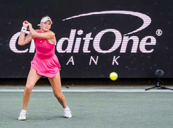 April 3, 2025, Daniel Island, Sc, USA: ASHLYN KRUEGER (USA) returns a serve to Emma Navarro (4) (USA) in their 3rd round match at the Credit One Charleston Open in Daniel Island, SC. Daniel Island USA - ZUMAa161 20250403_aaa_a161_156 Copyright: xWalterxG.xArcexSr.x