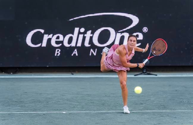 April 3, 2025, Daniel Island, Sc, USA: EMMA NAVARRO (4) (USA) returns a rally to Ashlyn Krueger (USA) during their 3rd round match at the Credit One Charleston Open in Daniel Island, SC. Daniel Island USA - ZUMAa161 20250403_aaa_a161_160 Copyright: xWalterxG.xArcexSr.x