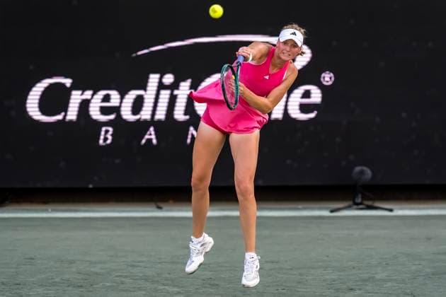 April 3, 2025, Daniel Island, Sc, USA: ASHLYN KRUEGER (USA) serves to Emma Navarro (4) (USA) in their 3rd round match at the Credit One Charleston Open in Daniel Island, SC. Daniel Island USA - ZUMAa161 20250403_aaa_a161_161 Copyright: xWalterxG.xArcexSr.x