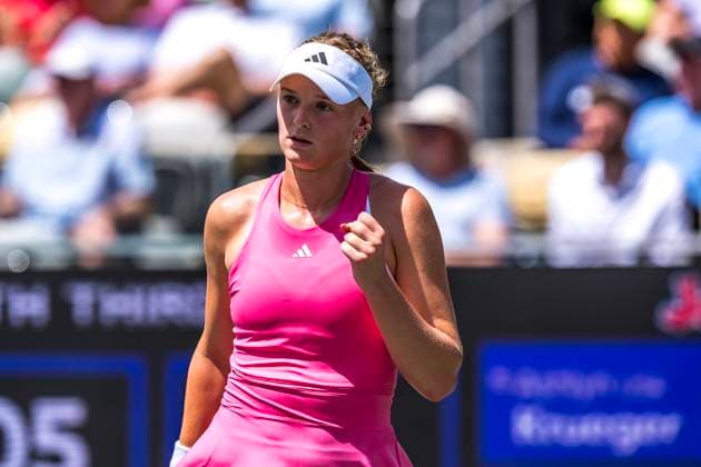April 3, 2025, Daniel Island, Sc, USA: ASHLYN KRUEGER (USA) returns a serve to Emma Navarro (4) (USA) in their 3rd round match at the Credit One Charleston Open in Daniel Island, SC. Daniel Island USA - ZUMAa161 20250403_aaa_a161_162 Copyright: xWalterxG.xArcexSr.x