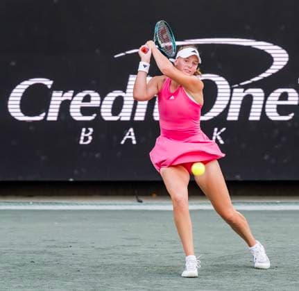 April 3, 2025, Daniel Island, Sc, USA: ASHLYN KRUEGER (USA) returns a serve to Emma Navarro (4) (USA) in their 3rd round match at the Credit One Charleston Open in Daniel Island, SC. Daniel Island USA - ZUMAa161 20250403_aaa_a161_125 Copyright: xWalterxG.xArcexSr.x