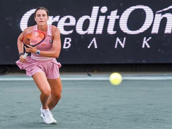 April 3, 2025, Daniel Island, Sc, USA: EMMA NAVARRO (4) (USA) returns a rally to Ashlyn Krueger (USA) during their 3rd round match at the Credit One Charleston Open in Daniel Island, SC. Daniel Island USA - ZUMAa161 20250403_aaa_a161_167 Copyright: xWalterxG.xArcexSr.x