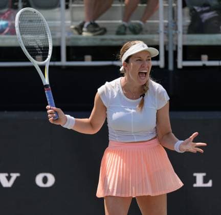 Sport Bilder des Tages TENNIS 2025: Credit One Charleston Open APRIL 03 April 3, 2025: Danielle Collins (USA) defeated Jelena Ostapenko (LAT) 7-5, 6-3 at the Credit One Charleston Open being played at Credit One Staduim in Charleston, South Carolina USA Ã‚ÂLeslie Billman Tennisclix (Credit Image: Â Leslie Billman Cal Media) Charleston South Carolina USA EDITORIAL USE ONLY Copyright: xx ZUMA-20250403_zma_c04_053.jpg LesliexBillmanx csmphotothree372415