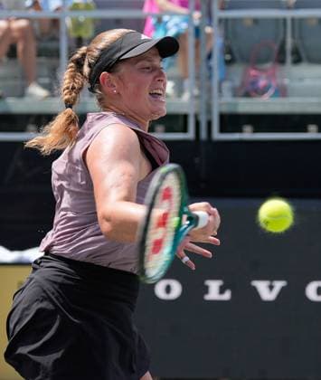 TENNIS 2025: Credit One Charleston Open APRIL 03 April 3, 2025: Jelena Ostapenko (LAT) loses to Danielle Collins (USA) 7-5, 6-3, at the Credit One Charleston Open being played at Credit One Staduim in Charleston, South Carolina, {USA} ÂLeslie Billman Tennisclix (Credit Image: Leslie Billman Cal Media) Charleston South Carolina USA EDITORIAL USE ONLY Copyright: xx ZUMA-20250403_zma_c04_049.jpg LesliexBillmanx csmphotothree372419