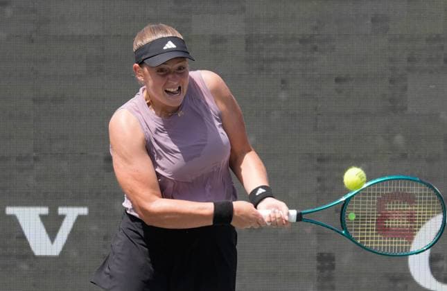 TENNIS 2025: Credit One Charleston Open APRIL 03 April 3, 2025: Jelena Ostapenko (LAT) loses to Danielle Collins (USA) 7-5, 6-3, at the Credit One Charleston Open being played at Credit One Staduim in Charleston, South Carolina, {USA} ÂLeslie Billman Tennisclix (Credit Image: Leslie Billman Cal Media) Charleston South Carolina USA EDITORIAL USE ONLY Copyright: xx ZUMA-20250403_zma_c04_043.jpg LesliexBillmanx csmphotothree372425